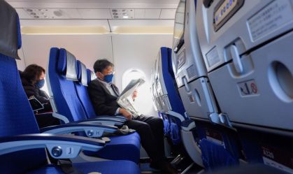 De máscara e distanciados, passageiros voam pela All Nippon Airways (Ana)