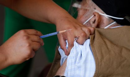 Idoso recebe vacina da Covid-19 no México
