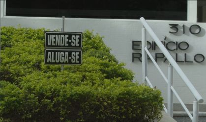 Inquilinos e imobiliárias negociam cortes de contratos de aluguel