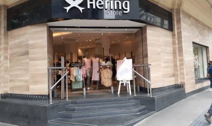 Arezzo tem dinheiro para gastar e quer crescer; comprar a Hering vale a pena?