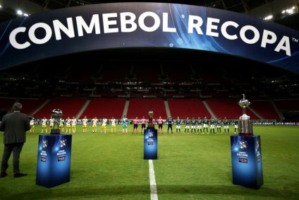 Os jogadores de Defensa y Justicia e Palmeiras se alinham antes da partida entre
