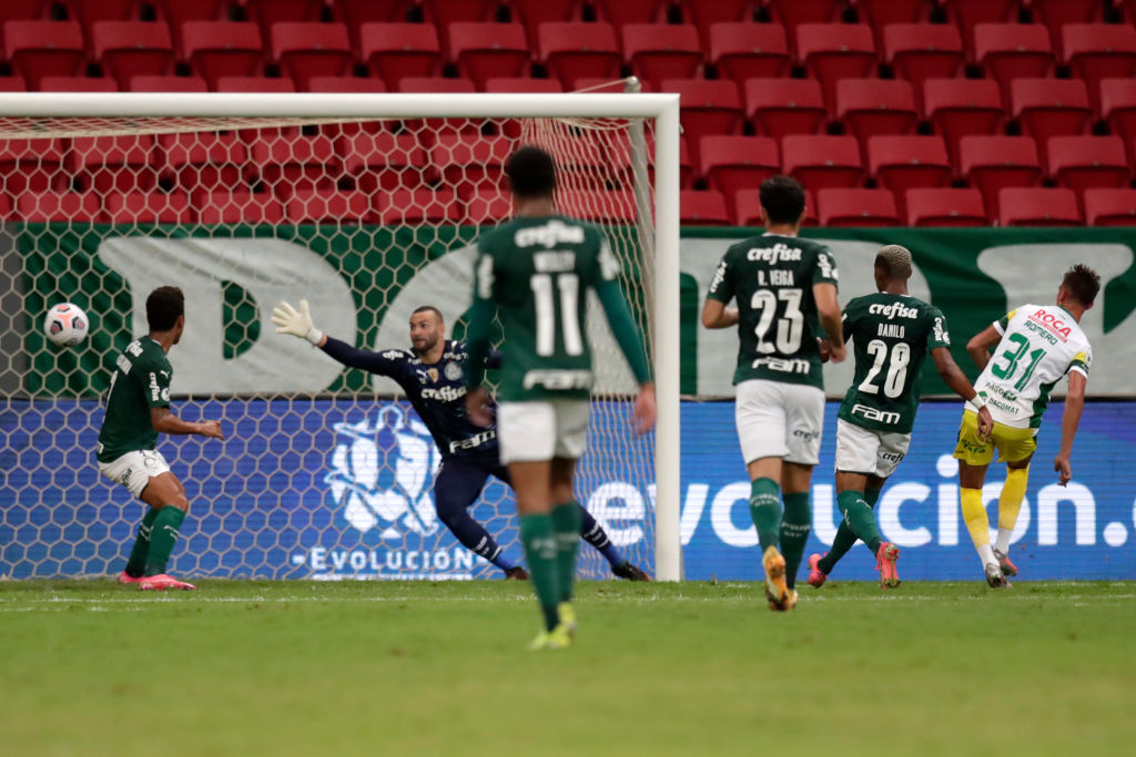 Braian Romero, do Defensa y Justicia, marca o primeiro gol do time durante parti