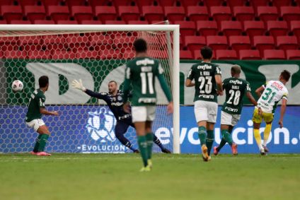 Braian Romero, do Defensa y Justicia, marca o primeiro gol do time durante parti