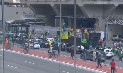 Grupo pró-Bolsonaro e anti-isolamento faz carreata e fecha avenida em São Paulo