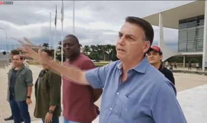 Bolsonaro trata contágio como inevitável e defende volta ao trabalho