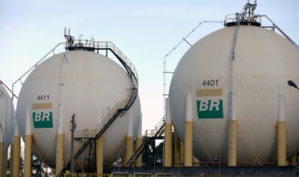 Tanques de armazenamento de combustível da Petrobras em uma refinaria de petróle