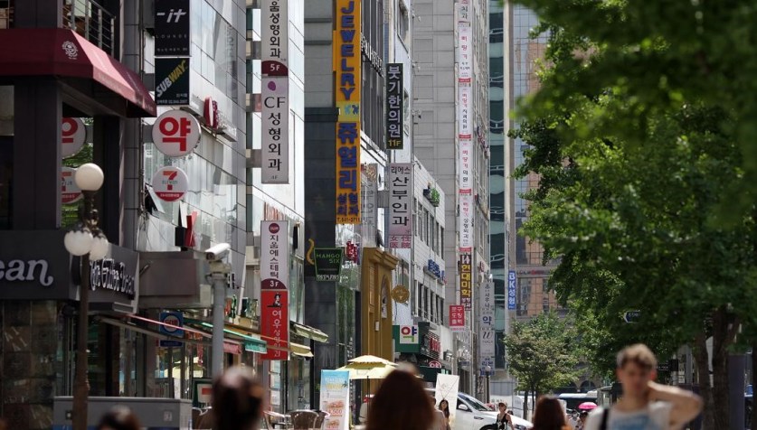 Propagandas de cirurgias plásticas penduradas em edifícios na área Sinsa-dong, do distrito de Gangnam, em Seul • Foto: Woohae Cho/Bloomberg via Getty Images