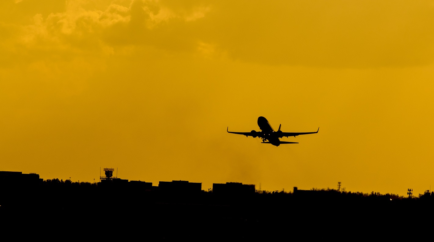 Avião decola de aeroporto