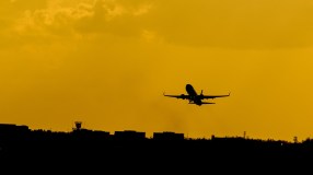 Avião decola de aeroporto