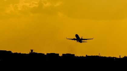 Avião decola de aeroporto