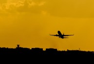 Companhias aéreas dos EUA reduzem previsões de lucros em meio a incertezas