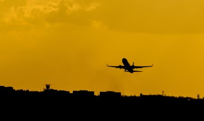 Avião decola de aeroporto
