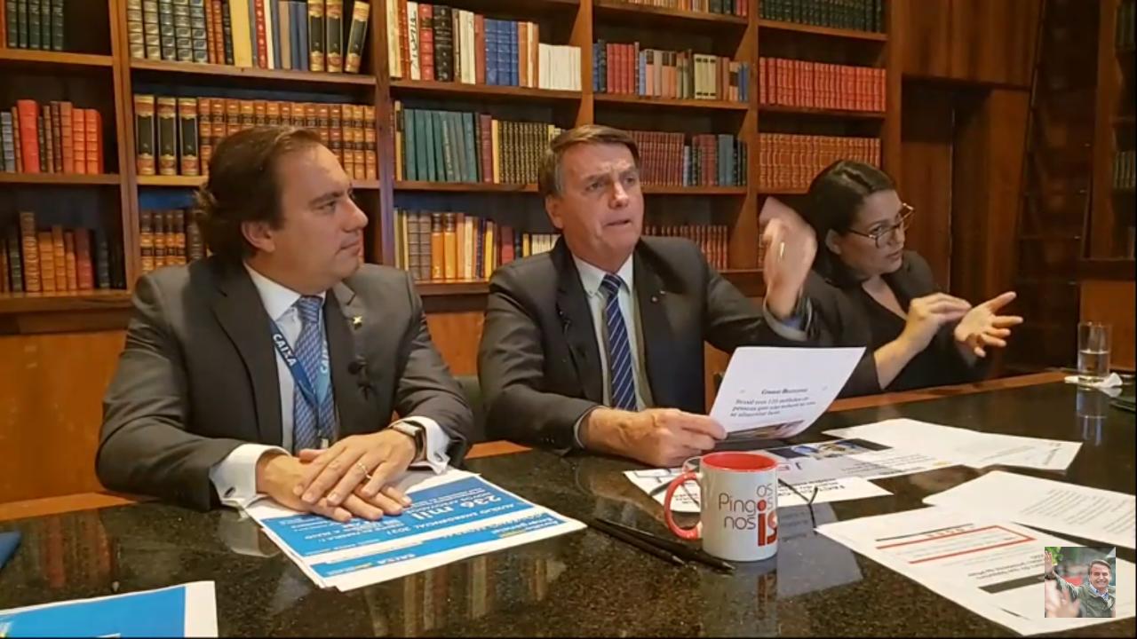 Presidente Jair Bolsonaro, durante live dia 15.abr.2021