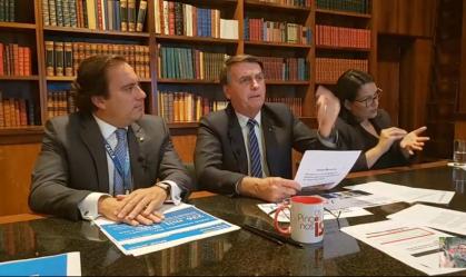 Presidente Jair Bolsonaro, durante live dia 15.abr.2021