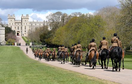 A tropa de cavalaria real sobe a &#039;The Long Walk&#039; em direção ao Castelo de Windso