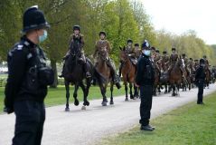 A tropa de cavalaria real sobe a &#039;The Long Walk&#039; em direção ao Castelo de Windso
