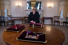 Diane Hatcher, costureira da Cleave Court Jewelers, costura medalhas e condecora