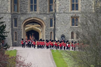 Uma banda militar deixa o Castelo de Windsor após participar de um ensaio antes 
