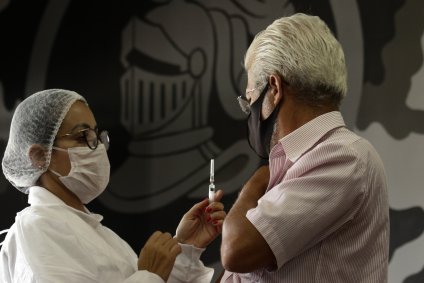 Aplicação de dose da vacina contra a Covid-19 no RJ