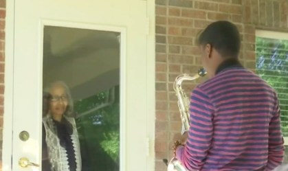Saxofonista adolescente faz concerto para avós em quarentena