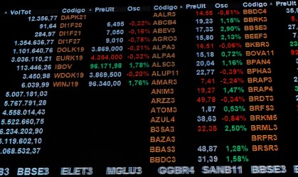 Bolsa fecha em alta de 0,52% com marco fiscal no radar; dólar cai a R$ 4,88, menor patamar em quase um ano