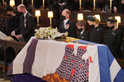 Chapéu naval e espada de Philip foram colocados sobre seu caixão