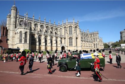 Caixão do príncipe Philip acompanhado de Guarda Real