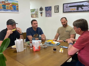 Visita de Bolsonaro ao apartamento do Deputado Federal Eduardo Bolsonaro