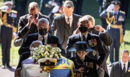 Com a família e convidados, rainha Elizabeth II se despede do príncipe Philip