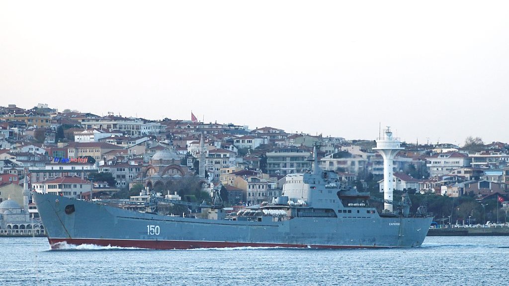 Navio russo atravessa o Estreito de Bósforo em Istambul, na Turquia