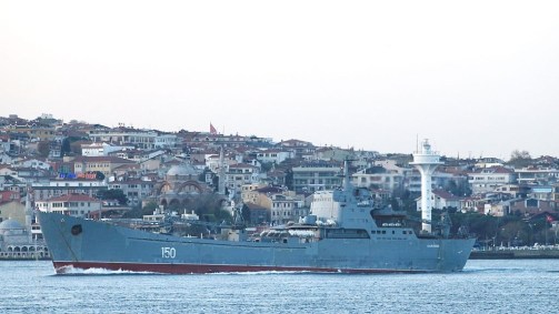 Navio russo atravessa o Estreito de Bósforo em Istambul, na Turquia