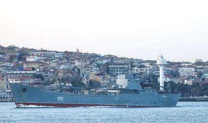 Navio russo atravessa o Estreito de Bósforo em Istambul, na Turquia