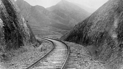 Estrada de ferro corta as montanhas da Manchúria, na China, ao redor de 1906