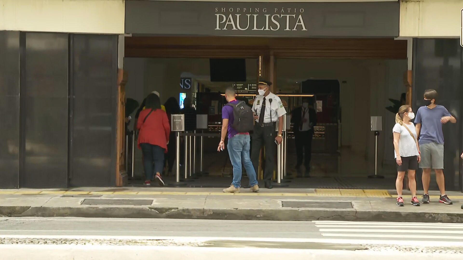 Shoppings e lojas de rua reabrem em São Paulo neste domingo (18)