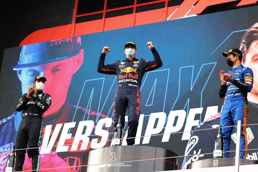 Max Verstappen (C) comemora vitória no GP da Emilia Romagna de F1, em Ímola