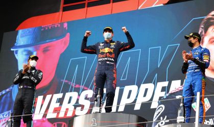 Max Verstappen (C) comemora vitória no GP da Emilia Romagna de F1, em Ímola