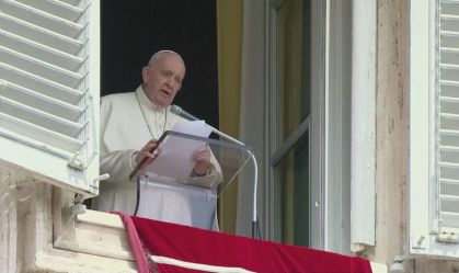 Após um mês, papa Francisco volta a fazer discurso presencial