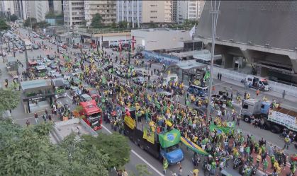 Apoiadores de Bolsonaro pedem redução do isolamento em várias cidades do país