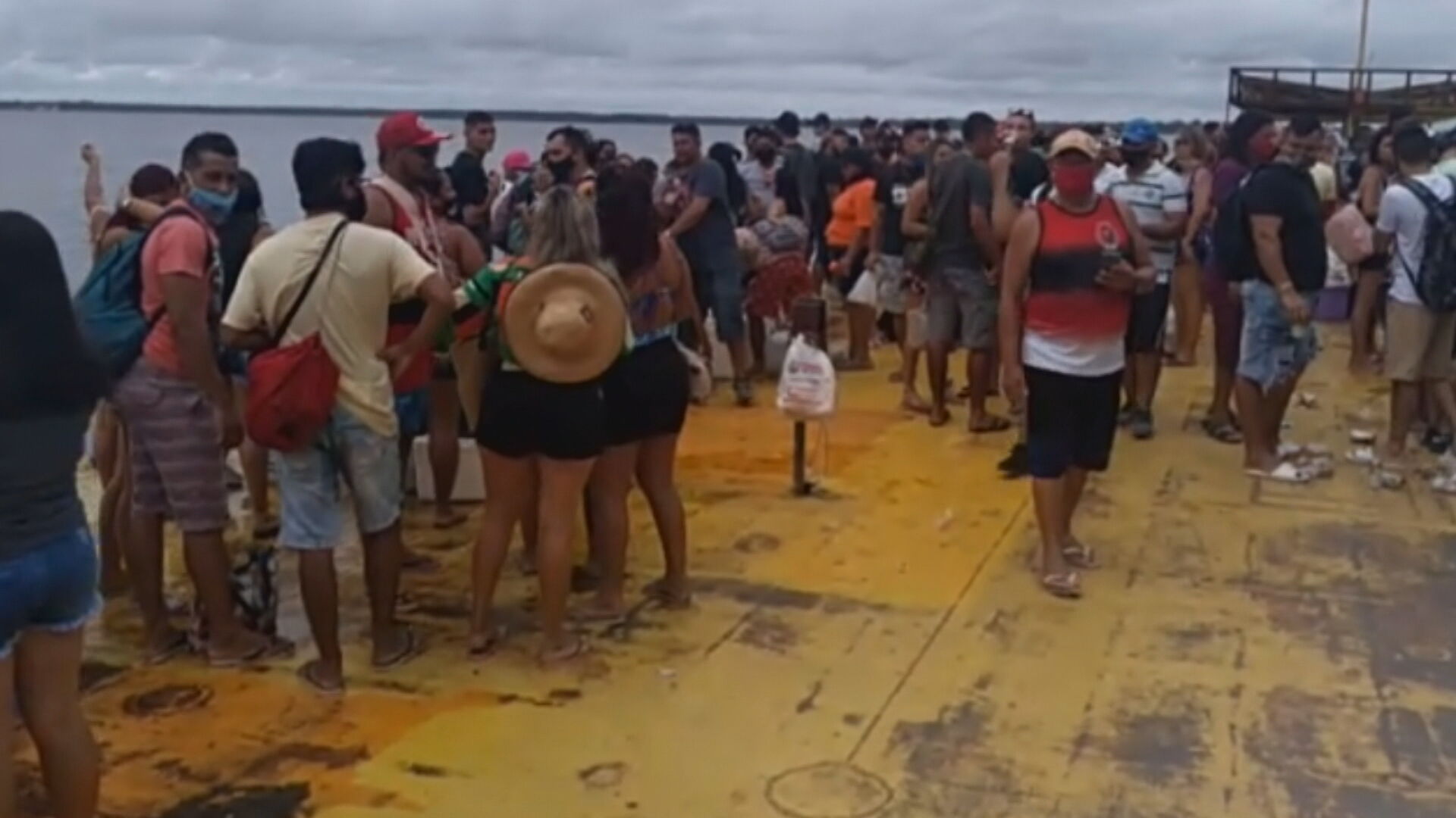Polícia impede saída de embarcação com 800 pessoas em Manaus