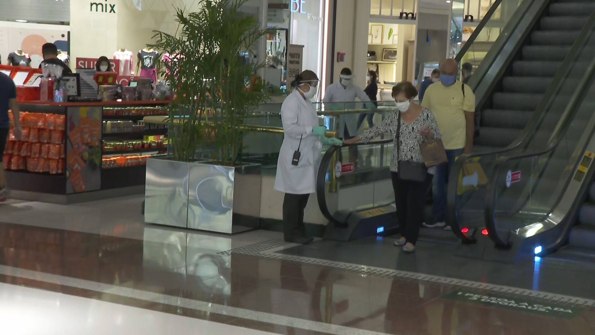 Shoppings em SP reabrem com muita movimentação neste domingo (18)