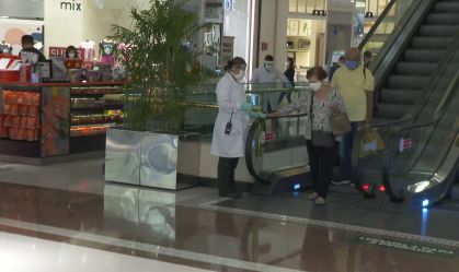 Comércio de rua e shoppings reabrem com movimentação intensa em São Paulo