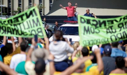 Congresso, STF e governadores criticam Bolsonaro, que se reúne com generais