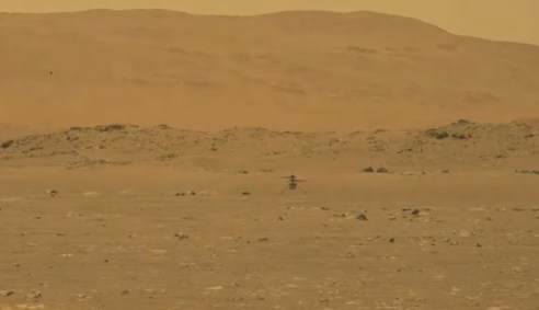 Helicóptero Ingenuity em voo sobre Marte