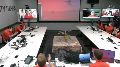 Centro de controle da Nasa monitora o voo do Ingenuity em Marte