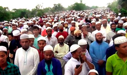 Desafiando a quarentena, 100 mil vão a funeral em Bangladesh
