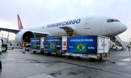 IFA da Coronavac é desembarcado no aeroporto de Guarulhos, em SP