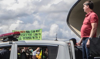 Bolsonaro discursa em ato em frente a quartel com pedidos de intervenção militar