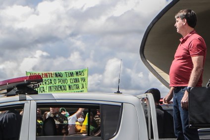 O presidente Jair Bolsonaro discursa para apoiadores da intervenção militar