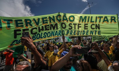 Apoiadores de intervenção militar se aglomeram durante discurso de Bolsonaro