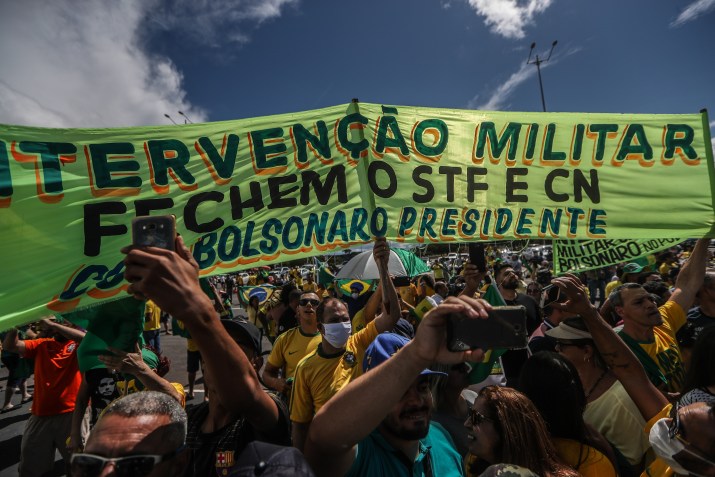 Apoiadores de intervenção militar se aglomeram durante discurso do presidente Jair Bolsonaro em Brasília / (19.abr.2020) - Gabriela Biló/Estadão Conteúdo